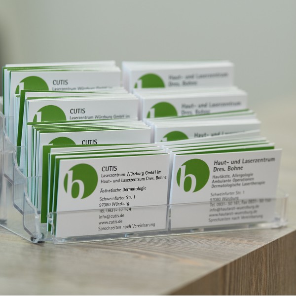 Cutis – Ästhetische Dermatologie in Würzburg_Ueber-Uns-Visitenkarten